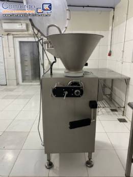 Embutideira contínua à vácuo com retorcedor em inox 2000 kg / h para linguiças espetinho Vemag Embutideira contínua à vácuo com retorcedor em inox 2000 kg / h para linguiças espetinho Vemag