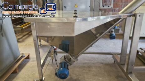 Rosca alimentadora transportadora helicoidal inclinada com silo receptor em aço inox Rosca alimentadora transportadora helicoidal inclinada com silo receptor em aço inox